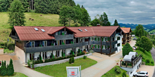 Allgäuer Panoramahotel in Oberstaufen mit Berglandschaft
