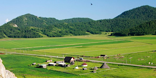 Allgäuer Landschaft mit Wiesen und Bergen