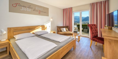 Helles Zimmer mit Blick auf die Allgäuer Bergwelt