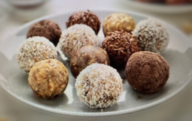 Basische Pralinen aus Mandeln, Datteln und Kokosraspeln
