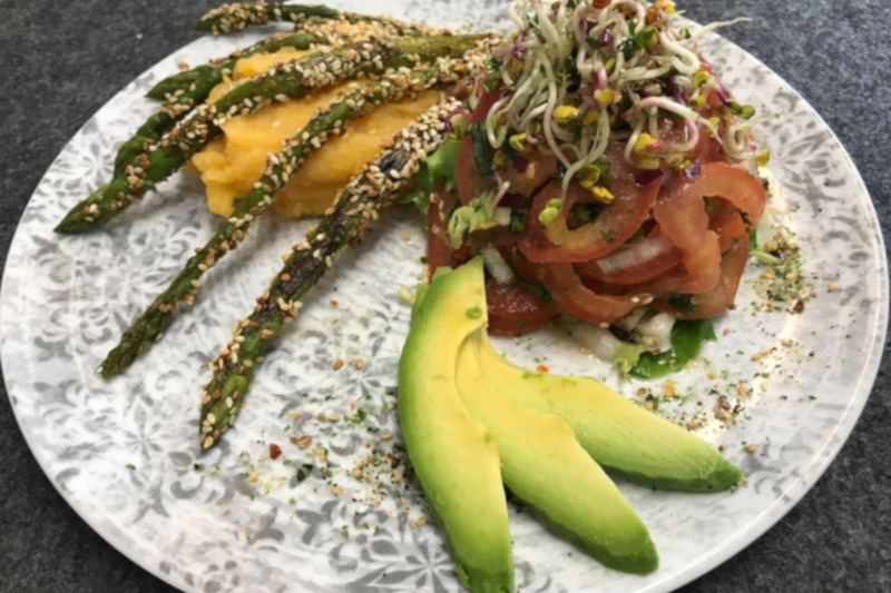 Tomaten-Avocadosalat mit Süßkartoffelpüree und grünem Spargel
