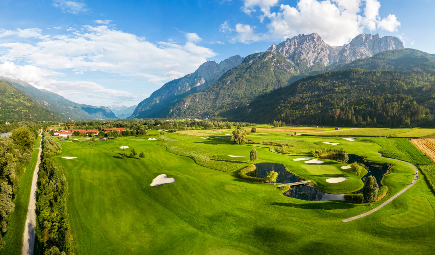 Dolomitengolf Resort in Lavant mit Golfplatz und Blick auf die Lienzer Dolomiten