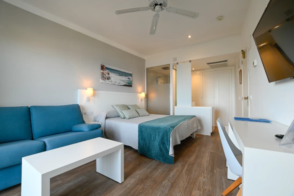 Doppelzimmer im Nebenhaus mit seitlichem Meerblick