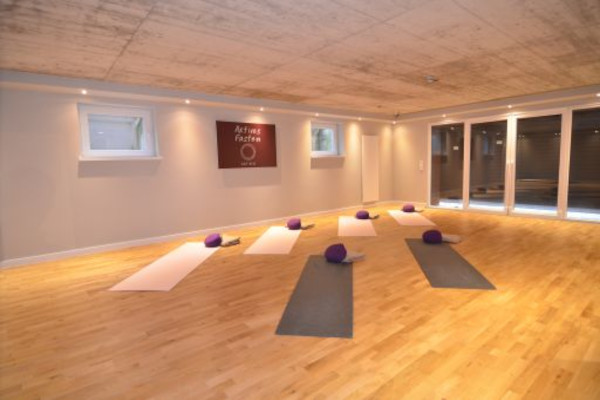 Heller Yoga- und Sportraum für Bewegung und Entspannung